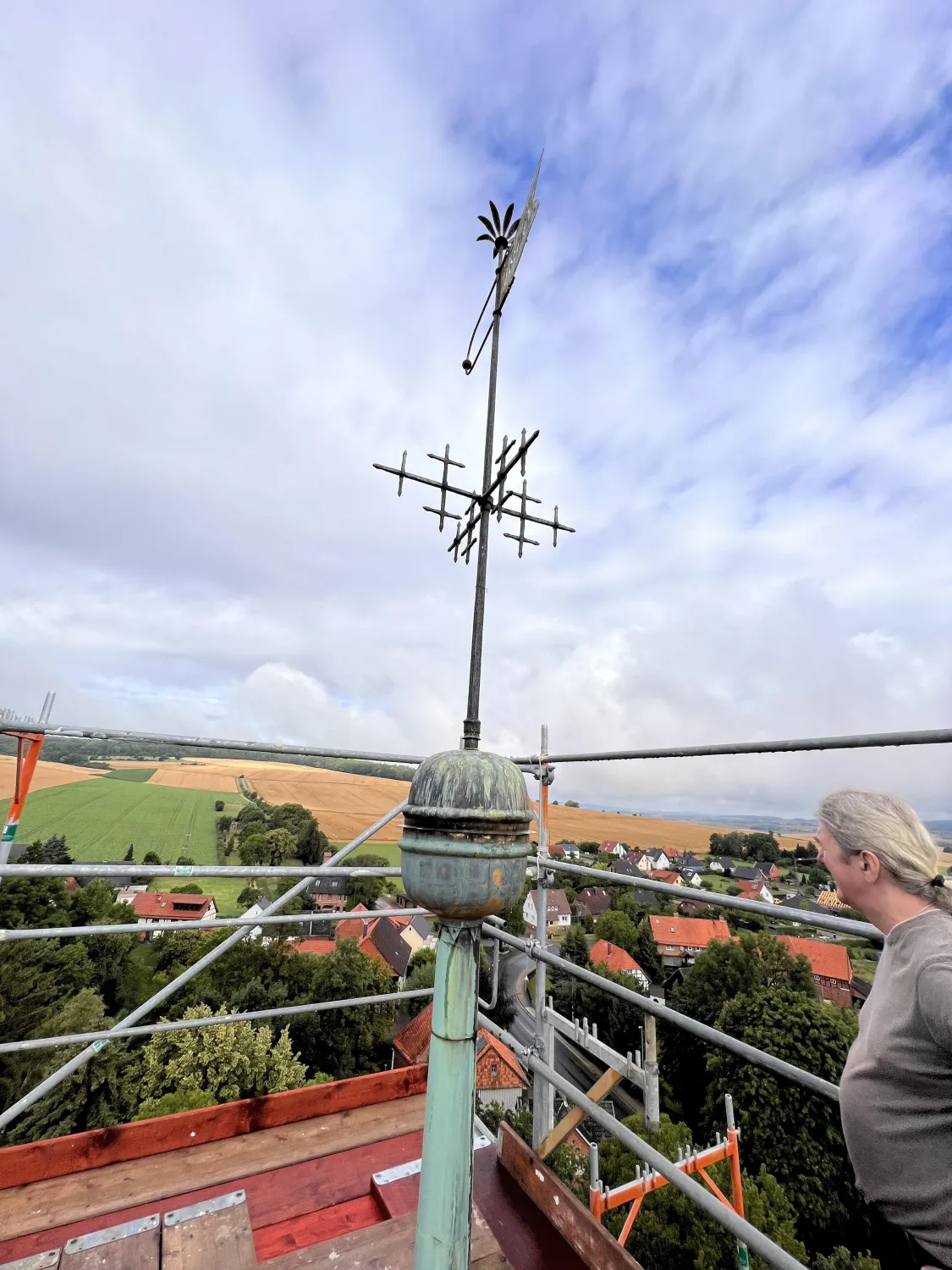 Restaurierung der Wetterfahne in Eberholzen - Turmbekrönung vor der Restaurierung