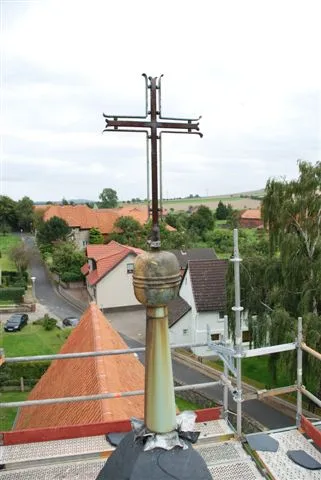 Restaurierung der Turmbekrönung in Heinum - Turmbekrönung vor der Restauration