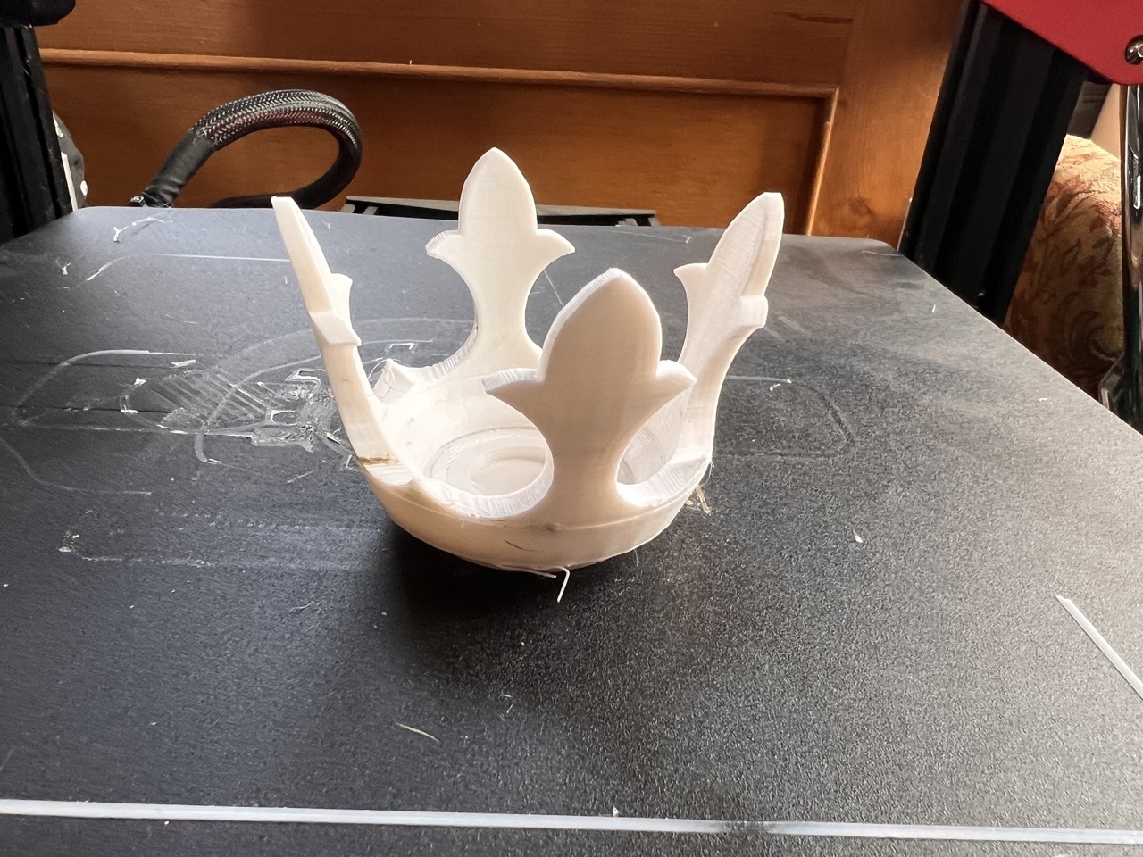 Eine neue Krone entsteht erst im CAD Programm, dann im  im 3D Drucker.