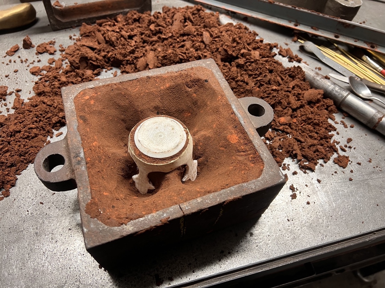 Abformen des 3D gedruckten Modells in Gießereisand und anschließende entnahme des Modells.