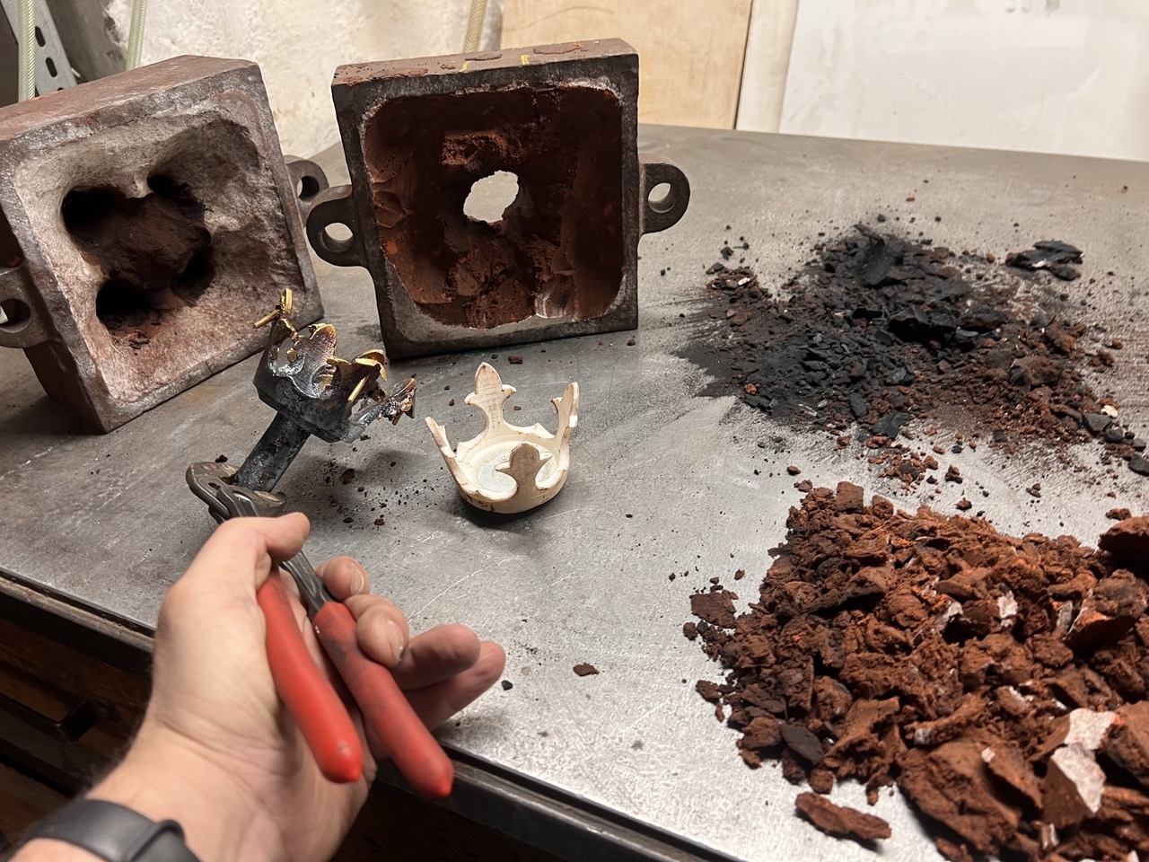 Der abgegossene Rohgus muss noch nachbearbeitet werden; Das ursprüngliche Modell aus dem 3D Drucker