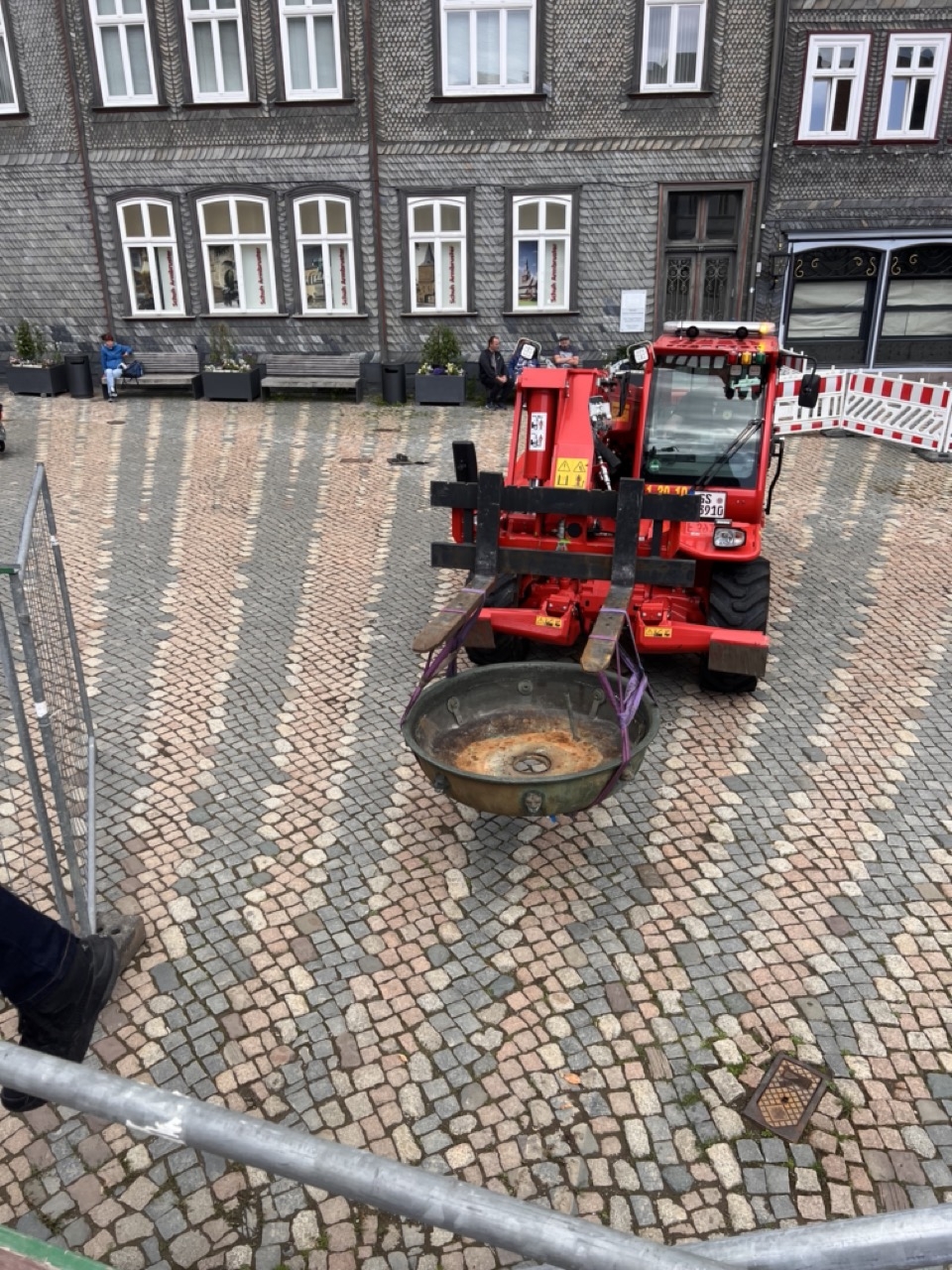 Auch die Brunnenschale geht auf Wanderschaft nach Hildesheim in unsere Werkstatt.