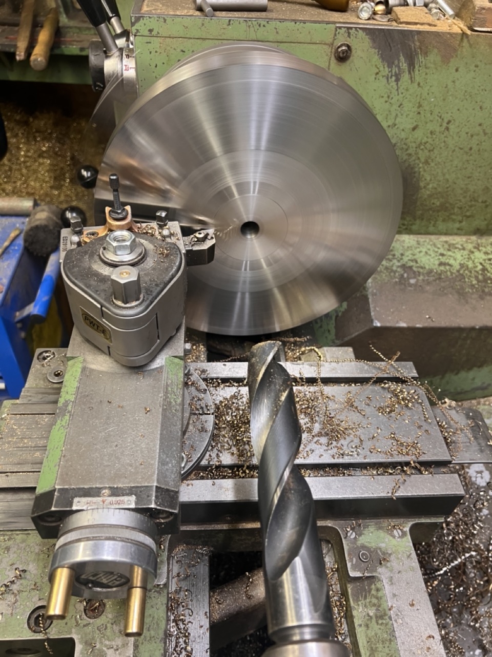 Drehen einer Halterungsplatte für die Brunnenschale in Edelstahl.