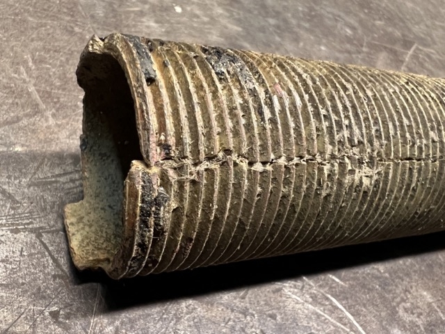 Das wasserführende Seelenrohr ist gebrochen und musste ersetzt werden.