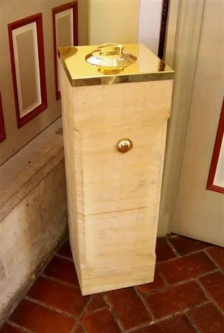 Opferdose im Stein