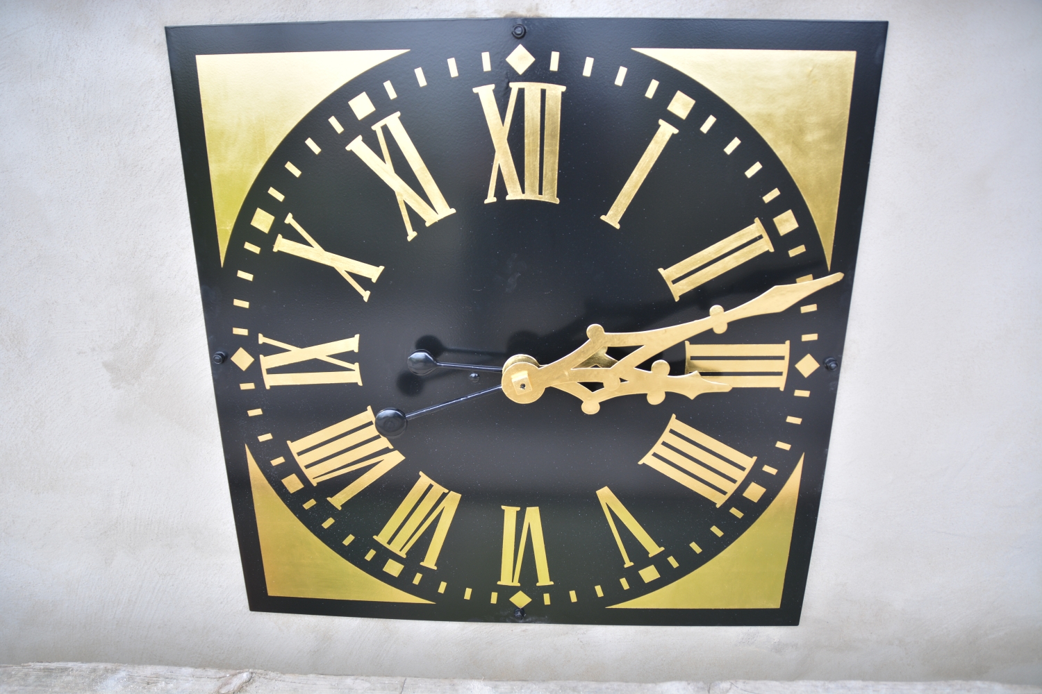 Das neuvergoldete Ziffernblatt