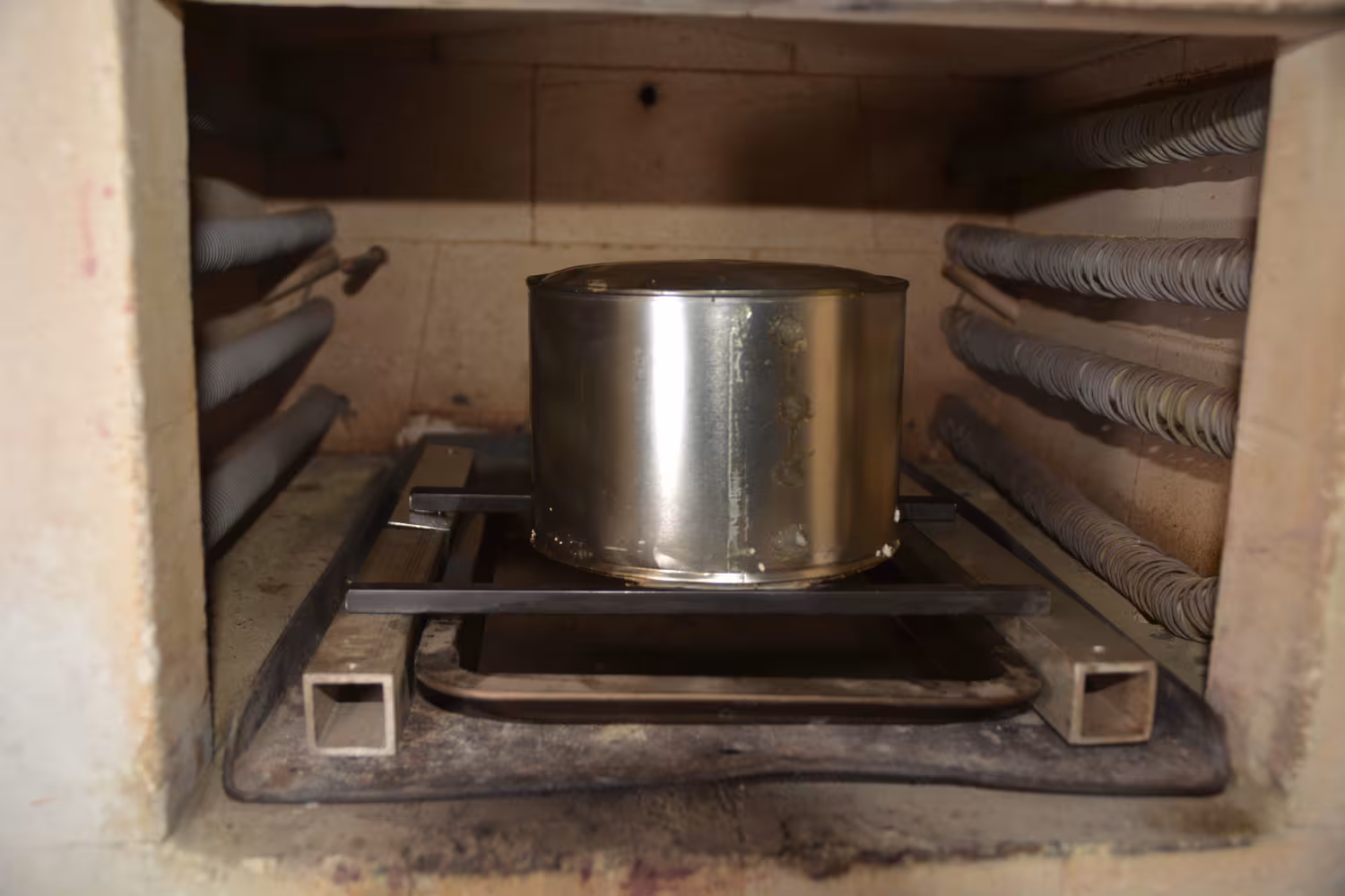Im Ofen wird der 3D Druck ausgebrannt, sodass in der Form ein Hohlraum entsteht, der mit Bronze