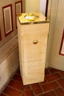 Opferdose im Stein