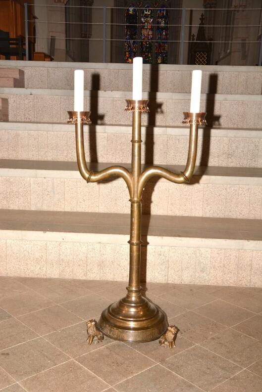 Schusterarmleuchter nach Fertigstellung der rekonstruierten Teller aus dem 3D Drucker