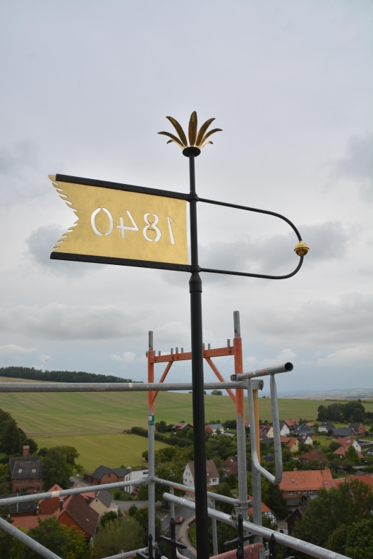 Die neuvergoldete Wetterfahne