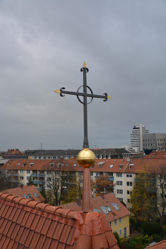 Fertig montiertes Firstkreuz