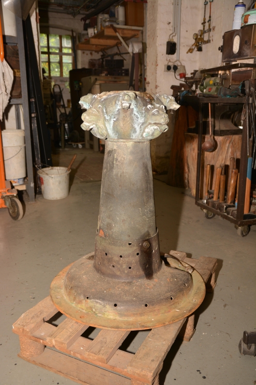 Am oberen Brunnenschaft haben sich etliche Ablagerungen gebildet