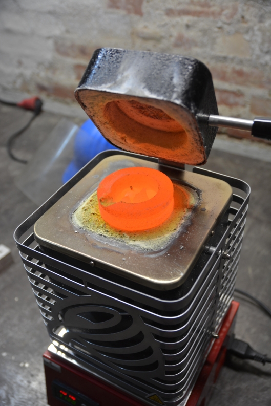 Bronze wird auf 1300°C erwärmt, um sie in die hohle Form zu gießen.