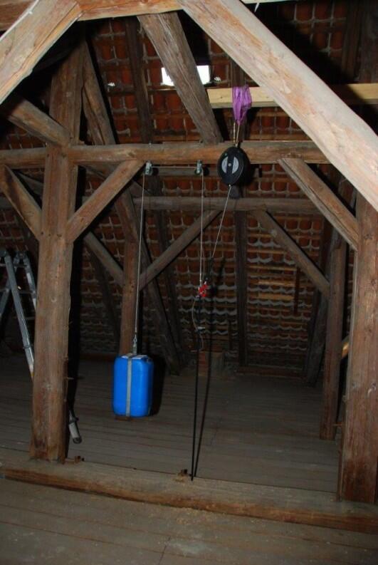 Aufhängung von Kronleuchtern, Taufengeln und Taufdeckeln