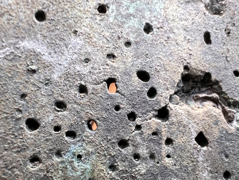Gussporen durchdringen die Brunnenschale
