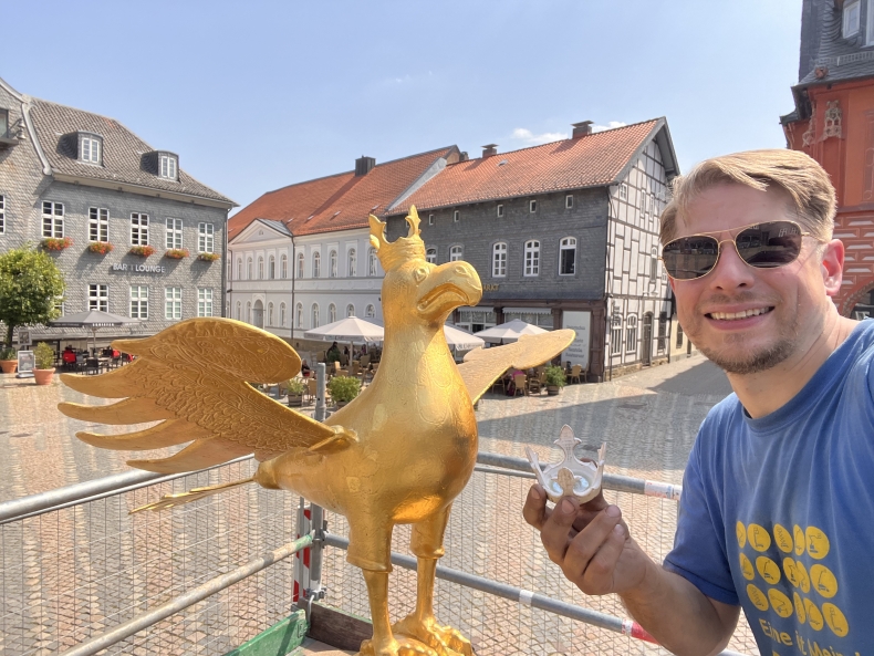 Der fertig restaurierte Adler; Dirk Zeyher hält das Modell der Krone aus dem 3D Drucker.