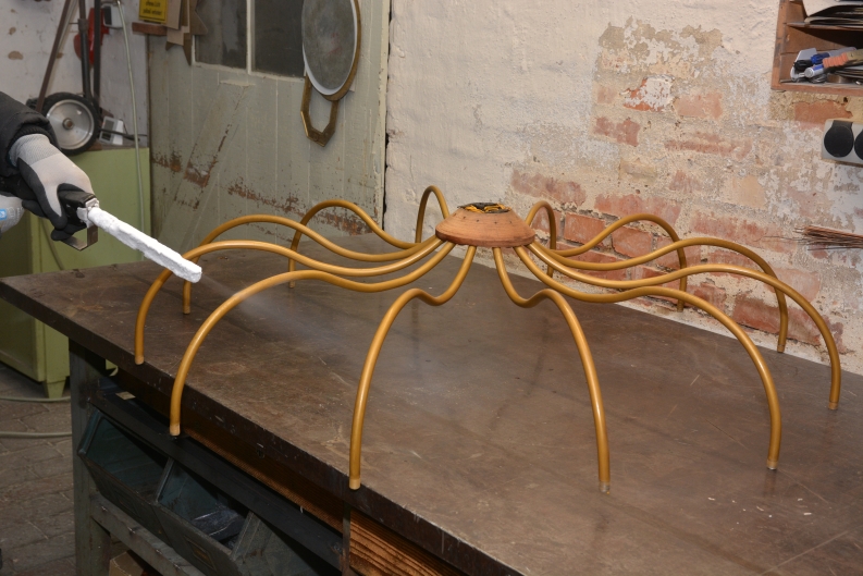 Restaurierung von Aluminiumkronleuchtern in der evangelisch lutherischen Kirche in Springe durch