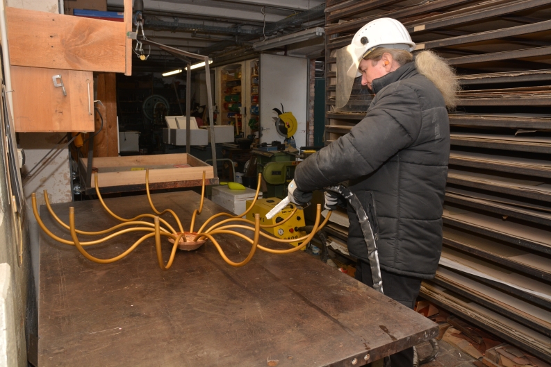Restaurierung von Aluminiumkronleuchtern in der evangelisch lutherischen Kirche in Springe durch