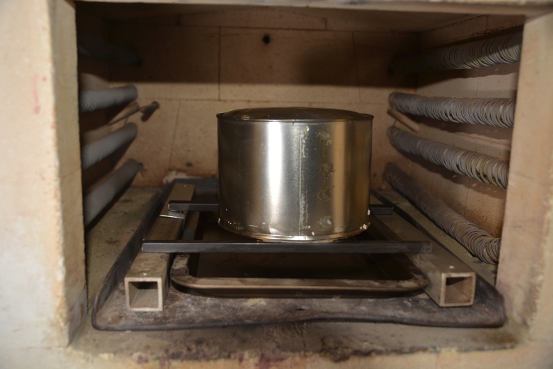 Im Ofen wird der 3D Druck ausgebrannt, sodass in der Form ein Hohlraum entsteht, der mit Bronze