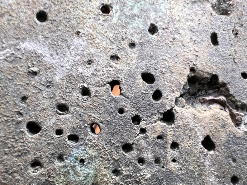 Gussporen durchdringen die Brunnenschale