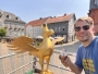 Der fertig restaurierte Adler; Dirk Zeyher hält das Modell der Krone aus dem 3D Drucker.